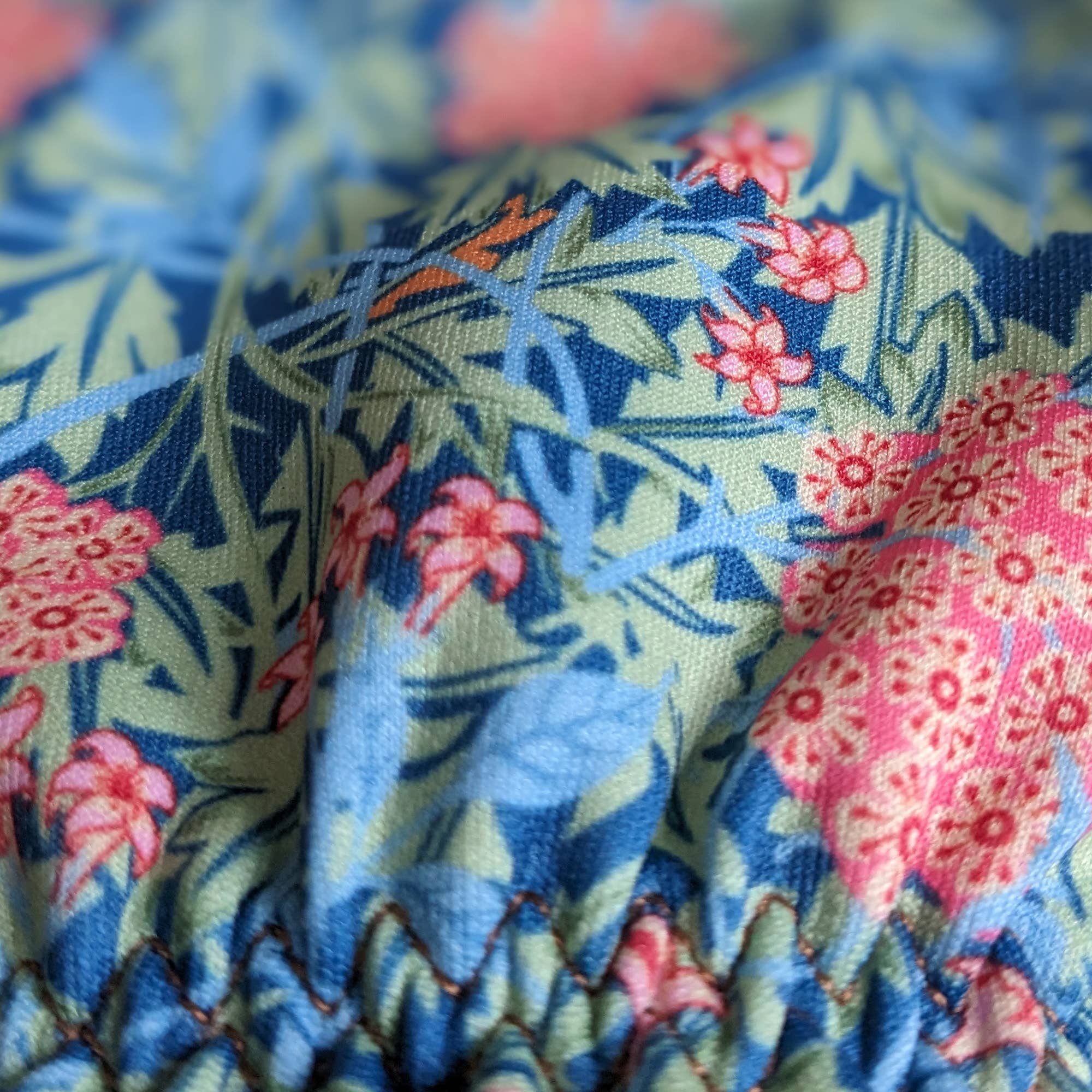 William Morris Jasmine Pink Orange Grove Gardening Gloves - Image 3